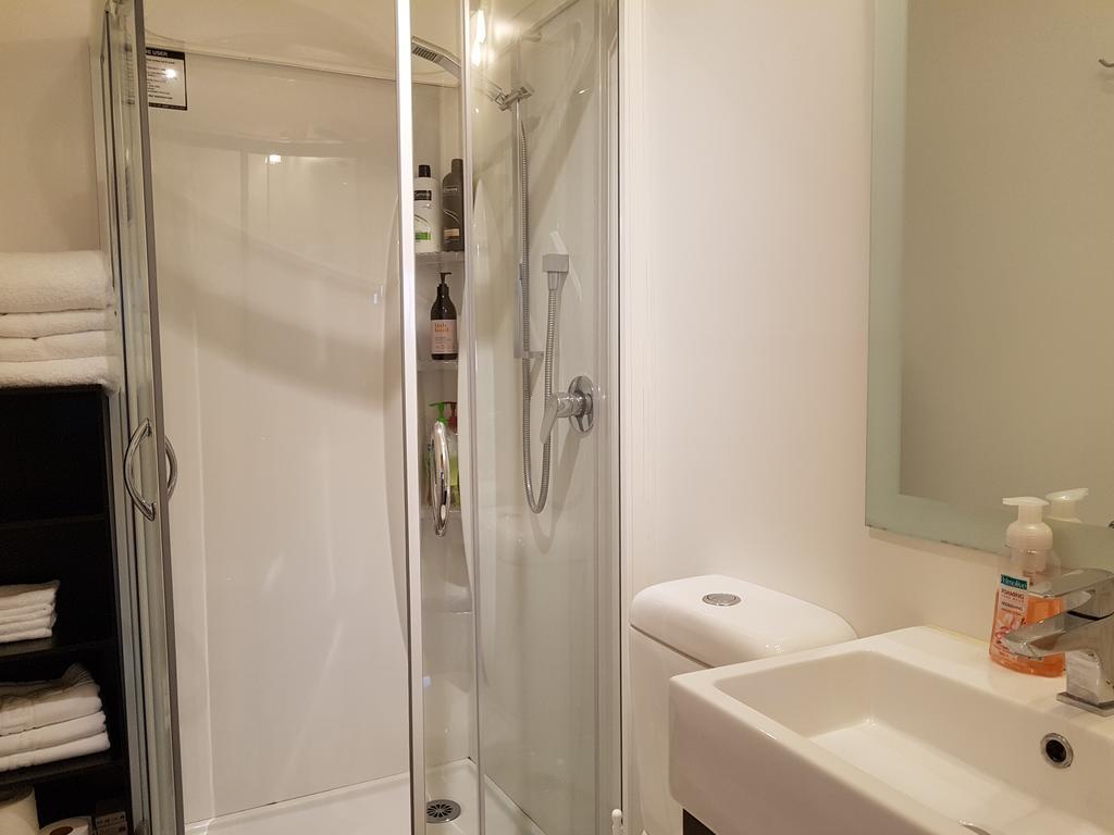 קווינסטאון Central Lakeview Apartment With Amazing Rooftop 镇上湖景三室套房 מראה חיצוני תמונה
